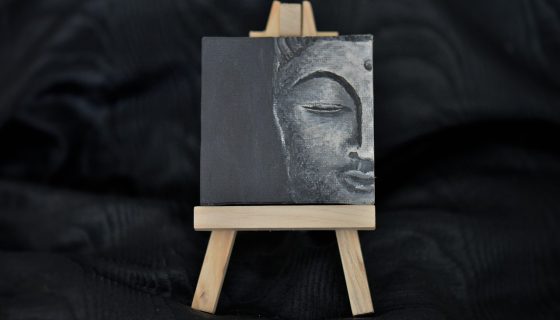 视频信息卡片以网格形式铺满屏幕，每张缩略图右下角带时长角标，冷色调界面中透出暖橙高亮，呈现内容归档的秩序感